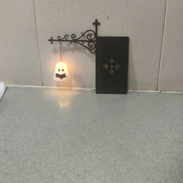Lámpara decorativa de estantería con figura de fantasma en hierro